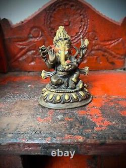 Déité hindoue vintage Ganesha. Bronze sino-tibétain, or et polychrome. Base de lotus