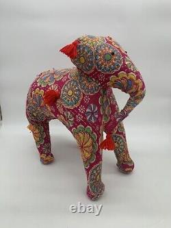 Éléphant rose rembourré et orné de style indien des années 1960