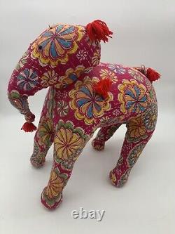 Éléphant rose rembourré et orné de style indien des années 1960