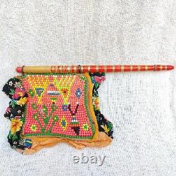 Eventail artisanal en tissu multicolore tissé à la main avec perles, style vintage et manche en bois laqué.