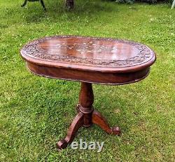 Fantastique table ovale en bois dur indien vintage incrustée de laiton - Livraison disponible