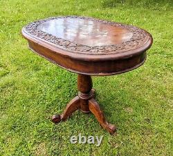 Fantastique table ovale en bois dur indien vintage incrustée de laiton - Livraison disponible