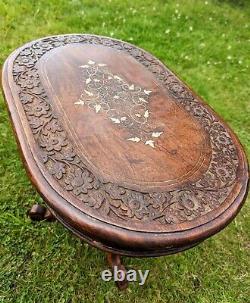 Fantastique table ovale en bois dur indien vintage incrustée de laiton - Livraison disponible