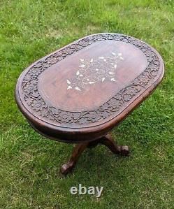 Fantastique table ovale en bois dur indien vintage incrustée de laiton - Livraison disponible