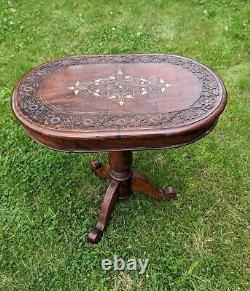 Fantastique table ovale en bois dur indien vintage incrustée de laiton - Livraison disponible