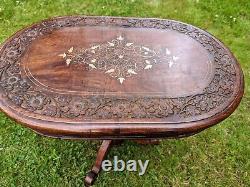 Fantastique table ovale en bois dur indien vintage incrustée de laiton - Livraison disponible