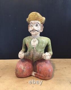 Figure sculptée en bois indien vintage d'un homme peint