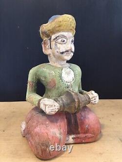 Figure sculptée en bois indien vintage d'un homme peint