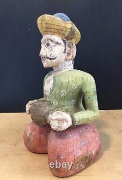 Figure sculptée en bois indien vintage d'un homme peint