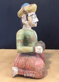 Figure sculptée en bois indien vintage d'un homme peint