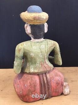 Figure sculptée en bois indien vintage d'un homme peint