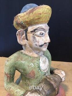 Figure sculptée en bois indien vintage d'un homme peint