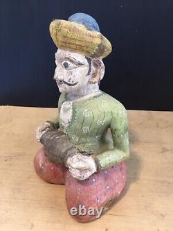 Figure sculptée en bois indien vintage d'un homme peint