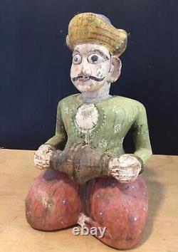 Figure sculptée en bois indien vintage d'un homme peint