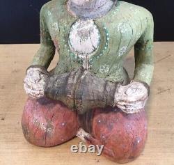 Figure sculptée en bois indien vintage d'un homme peint