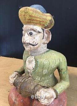 Figure sculptée en bois indien vintage d'un homme peint