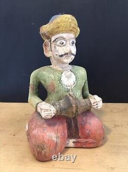 Figure sculptée en bois indien vintage d'un homme peint