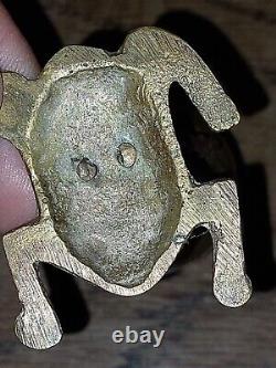 Figurine en laiton antique/vintage d'une déesse indienne debout sur une grenouille