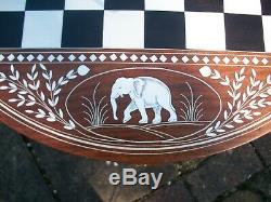 Grand Vintage Anglo / Indien Marqueté Side Table Avec 3 Pieds Elephant Head
