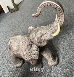 Grande figurine d'éléphant africain ancienne, faite à la main et de style vintage