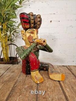 Grande sculpture de musicien en bois sculpté polychrome d'époque indienne vintage