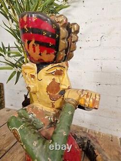 Grande sculpture de musicien en bois sculpté polychrome d'époque indienne vintage