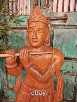 Grande statue ancienne indienne en bois sculptée à la main représentant le dieu hindou Krishna