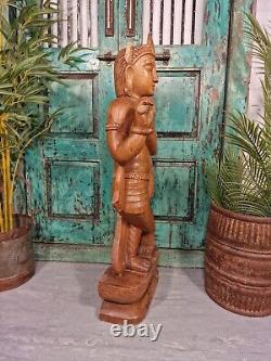 Grande statue ancienne indienne en bois sculptée à la main représentant le dieu hindou Krishna