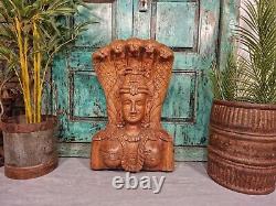 Grande statue antique indienne en bois sculpté à la main représentant le dieu hindou Vishnu dans un temple