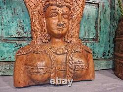 Grande statue antique indienne en bois sculpté à la main représentant le dieu hindou Vishnu dans un temple