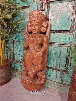 Grande statue en bois sculptée à la main d'un dieu hindou antique et vintage provenant d'un temple indien