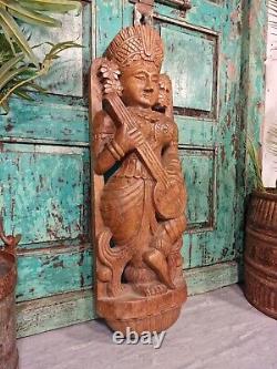 Grande statue en bois sculptée à la main d'un dieu hindou antique et vintage provenant d'un temple indien