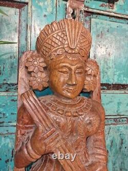 Grande statue en bois sculptée à la main d'un dieu hindou antique et vintage provenant d'un temple indien