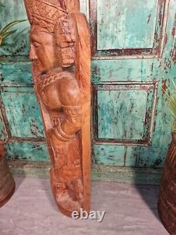 Grande statue en bois sculptée à la main d'un dieu hindou antique et vintage provenant d'un temple indien