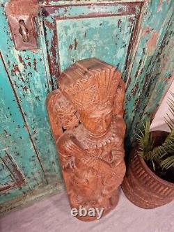 Grande statue en bois sculptée à la main d'un dieu hindou antique et vintage provenant d'un temple indien