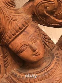 Hindoue Sud-Indienne Panneau en bois sculpté à la main de la déesse Radha au début du 20e siècle