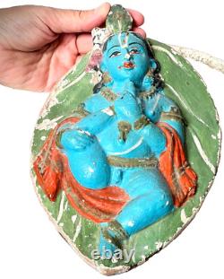 KRISHNA EN TERRE CUITE VINTAGE SUR UNE FEUILLE, PREMIÈRE FORME DE VIE SUR TERRE, TAMIL NADU DES ANNÉES 40