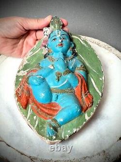 KRISHNA EN TERRE CUITE VINTAGE SUR UNE FEUILLE, PREMIÈRE FORME DE VIE SUR TERRE, TAMIL NADU DES ANNÉES 40