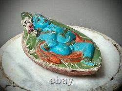 KRISHNA EN TERRE CUITE VINTAGE SUR UNE FEUILLE, PREMIÈRE FORME DE VIE SUR TERRE, TAMIL NADU DES ANNÉES 40