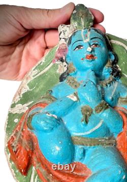 KRISHNA EN TERRE CUITE VINTAGE SUR UNE FEUILLE, PREMIÈRE FORME DE VIE SUR TERRE, TAMIL NADU DES ANNÉES 40