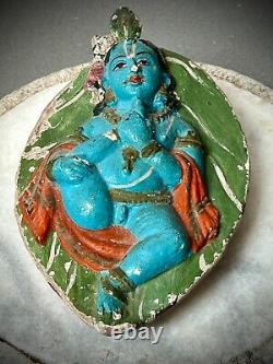 KRISHNA EN TERRE CUITE VINTAGE SUR UNE FEUILLE, PREMIÈRE FORME DE VIE SUR TERRE, TAMIL NADU DES ANNÉES 40