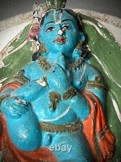 KRISHNA EN TERRE CUITE VINTAGE SUR UNE FEUILLE, PREMIÈRE FORME DE VIE SUR TERRE, TAMIL NADU DES ANNÉES 40