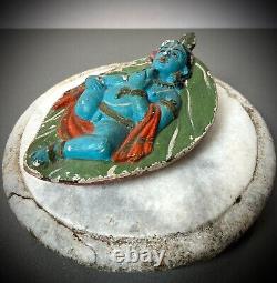 KRISHNA EN TERRE CUITE VINTAGE SUR UNE FEUILLE, PREMIÈRE FORME DE VIE SUR TERRE, TAMIL NADU DES ANNÉES 40