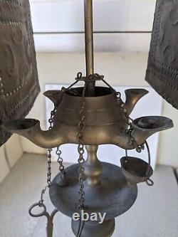 Lampe à huile antique / vintage indienne islamique à 4 bras avec ciseaux éteignoir