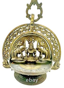 Lampe à huile en laiton Lakshmi du 19e siècle, Sud de l'Inde, Kerala, vintage et antique.