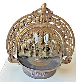 Lampe à huile en laiton Lakshmi du 19e siècle, Sud de l'Inde, Kerala, vintage et antique.