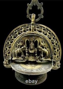 Lampe à huile en laiton Lakshmi du 19e siècle, Sud de l'Inde, Kerala, vintage et antique.