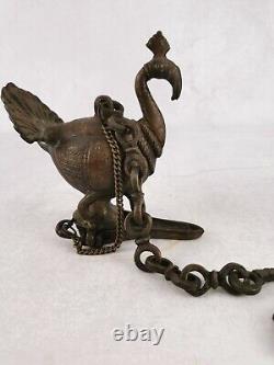 Lampe à huile suspendue en bronze et laiton avec oiseau paon de l'Inde moghole vintage