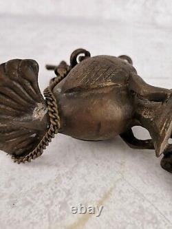 Lampe à huile suspendue en bronze et laiton avec oiseau paon de l'Inde moghole vintage