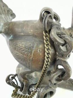 Lampe à huile suspendue en bronze et laiton en forme de paon de l'Inde moghole ancienne